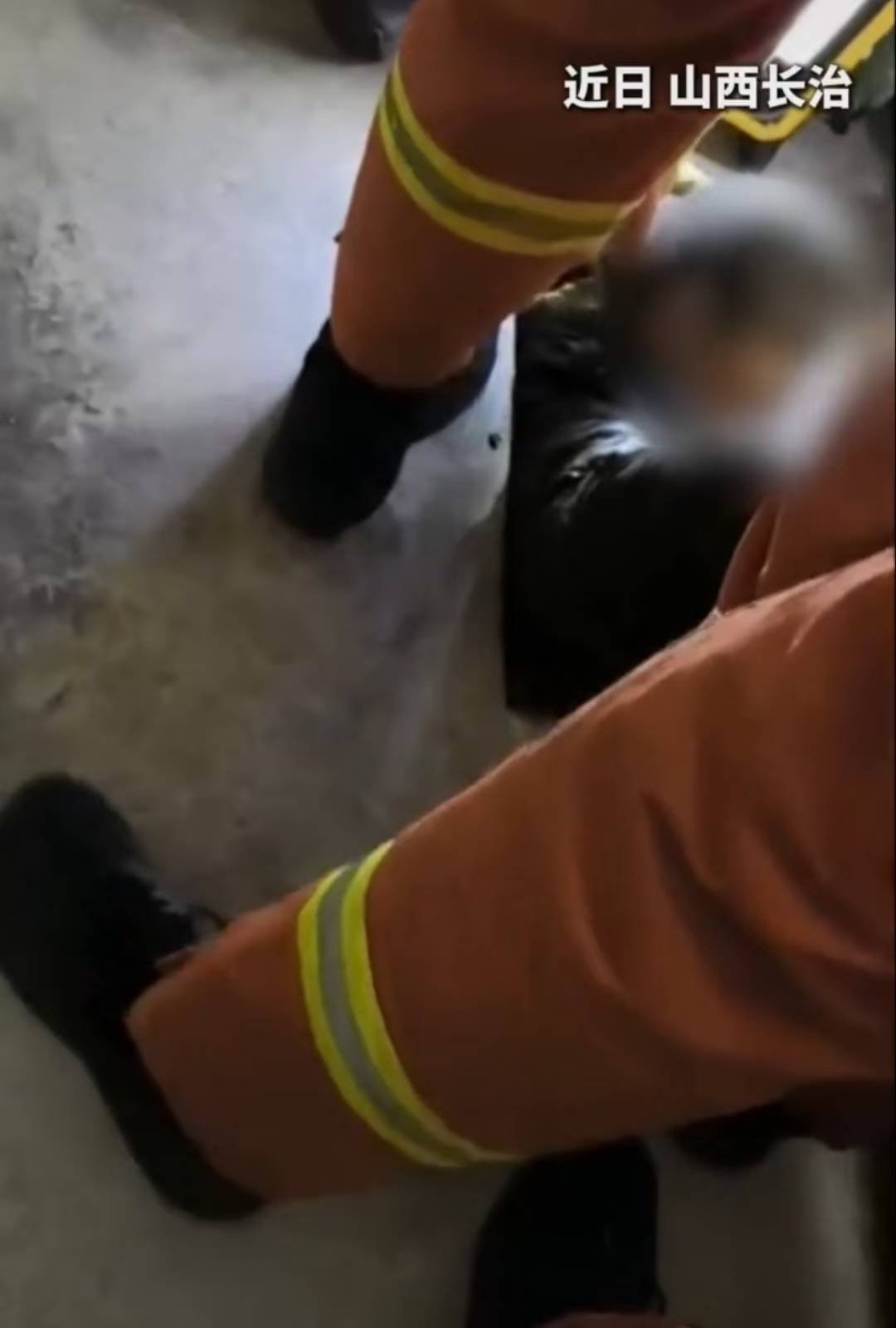 怕什么来什么!山西长治一女子掉进旱厕<strong></p>
<p>债券现券交易收费标准</strong>,消防员下到厕坑里救出