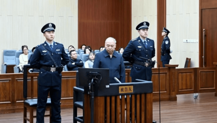 又一“烟草虎”<strong></p>
<p>债券现券交易收费标准</strong>!国家烟草专卖局原副局长张天峰被查 系今年首个落马中管干部