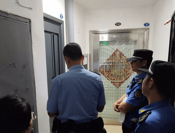 “太恶心了<strong></p>
<p>债券现券交易收费标准</strong>!”楼上邻居将饭厅位置改成厕所……