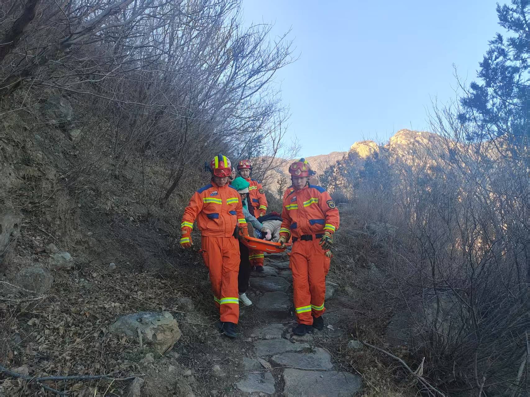 一女游客在凤凰岭登山摔伤<strong></p>
<p>债券现券交易收费标准</strong>，北京海淀消防紧急救援