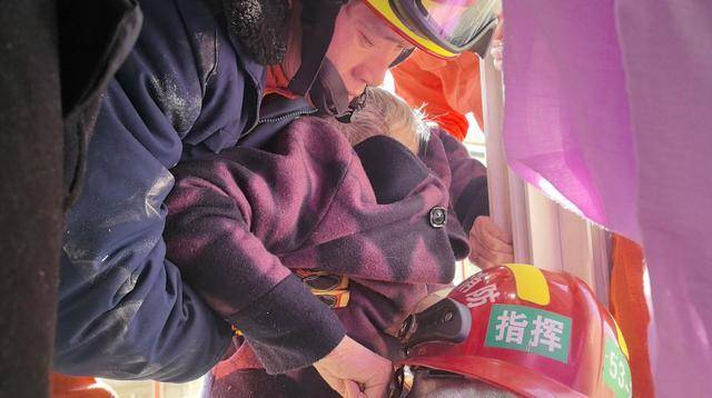 惊险!北京西城一93岁老奶奶<strong></p>
<p>刷快币的软件下载</strong>,卡在防盗窗里摇摇欲坠……