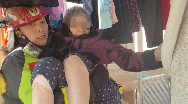 惊险!北京西城一93岁老奶奶<strong></p>
<p>刷快币的软件下载</strong>,卡在防盗窗里摇摇欲坠……