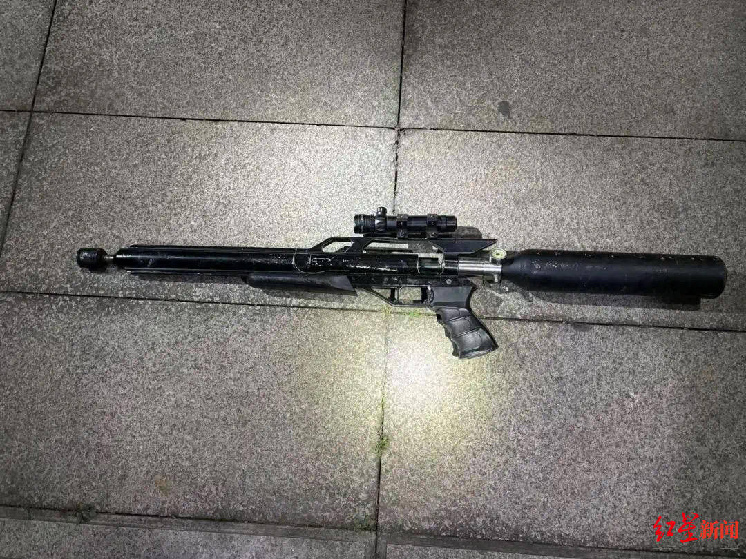 男子车内放疑似枪支遇检查强行冲卡致一辅警被拖行受伤<strong></p>
<p>刷快币的软件下载</strong>,已被抓获!“枪支”正在鉴定