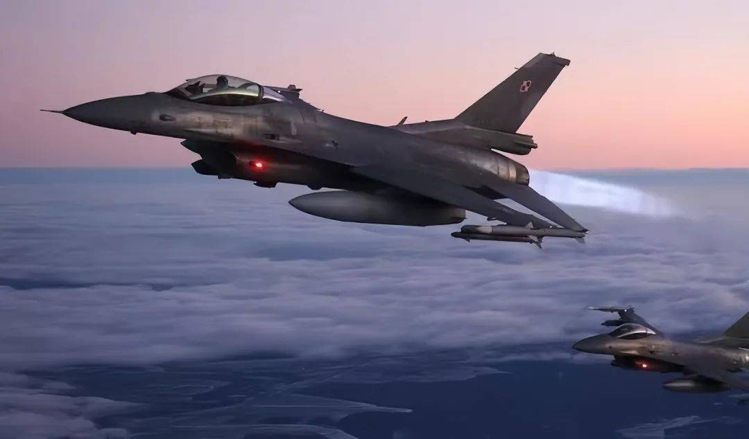 惊天一击:俄军深夜导弹精准斩首<strong></p>
<p>交易指数是否影响排名</strong>,乌克兰F-16教官无处可逃,西方庇护瞬间崩塌