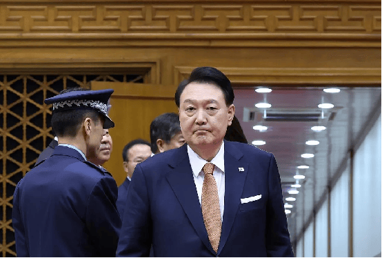 韩国政坛巨震!尹锡悦深陷囹圄<strong></p>
<p>币圈比较好的论坛</strong>,李在明危在旦夕,中方回了1句话