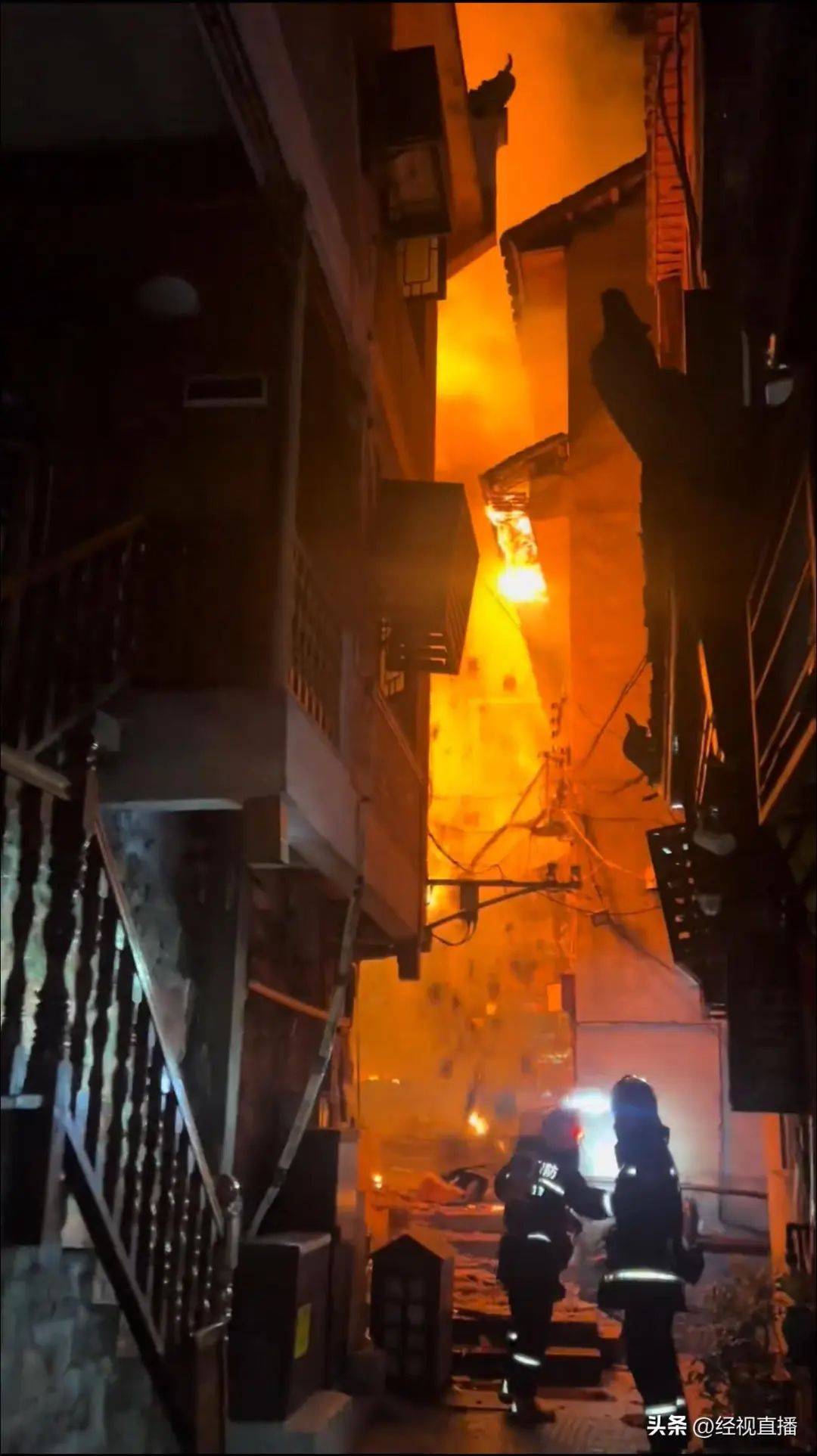 凤凰古城一建筑深夜起火:有游客穿睡衣逃生<strong></p>
<p>币圈比较好的论坛</strong>,当地多部门调查