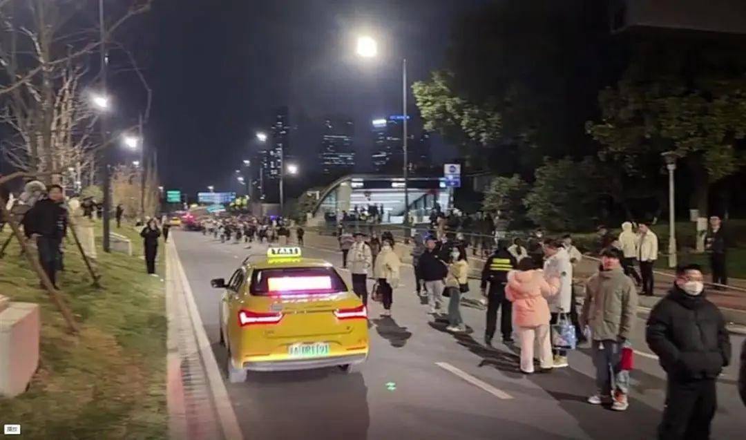 南京地铁突发故障致大量乘客滞留<strong></p>
<p>债券市场交易时间</strong>，官方：正抢修，已安排接驳车