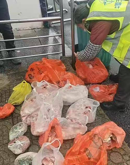 父母给的年货被子女扔进服务区垃圾箱<strong></p>
<p>广州那里可以老币换新币</strong>？疑似当事人回应：实属无奈之举