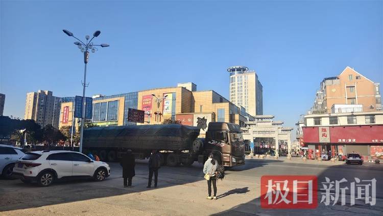 “没料到政府宁可多花钱让公路改道”<strong></p>
<p>广州那里可以老币换新币</strong>，江西“最强钉子户”独守孤房