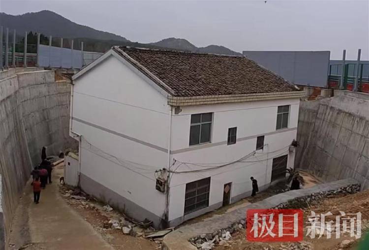 “没料到政府宁可多花钱让公路改道”<strong></p>
<p>广州那里可以老币换新币</strong>，江西“最强钉子户”独守孤房