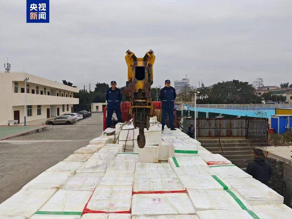 共计4.13吨<strong></p>
<p>广州那里可以老币换新币</strong>!广西北海海警查获一起涉嫌走私水果案