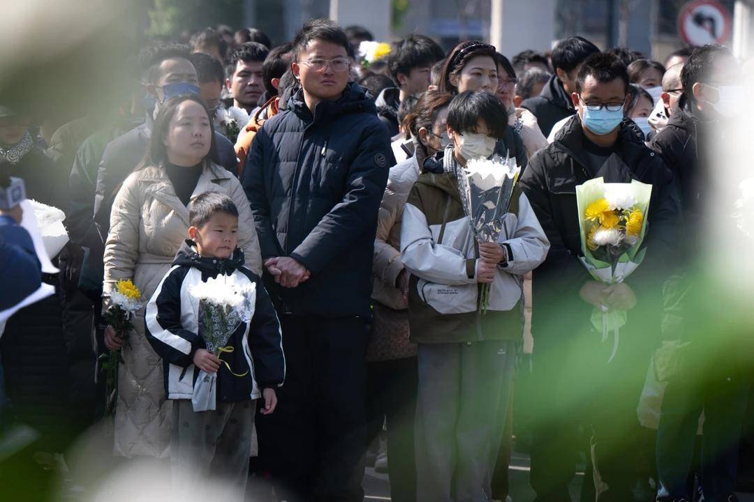 武汉全城送别黄旭华院士 市民跪拜 追星就要追国之栋梁丨有一说一