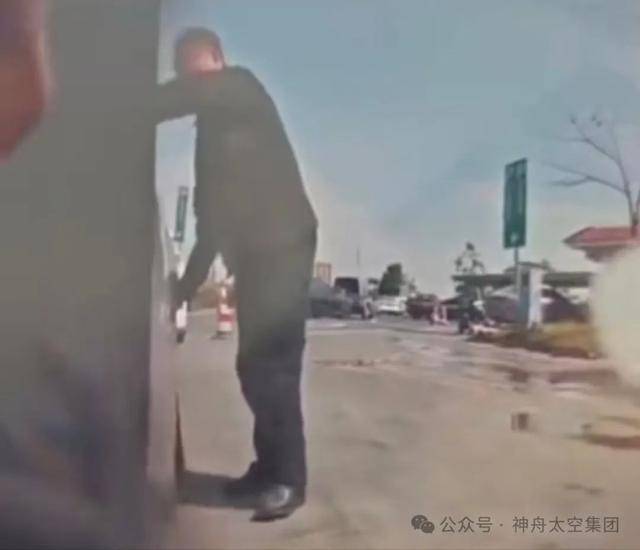 越扒越有!割胎汽修店承包全国多家高速维修站<strong></p>
<p>好用的换ip软件</strong>,新胎直接被换下