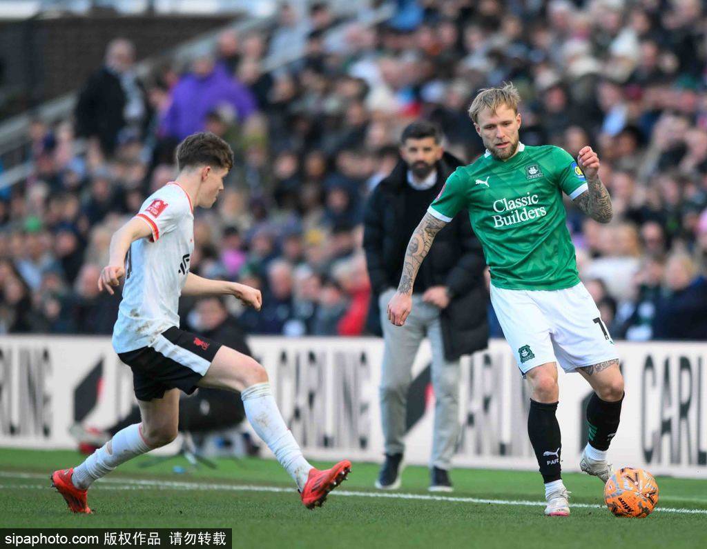 比赛日:C罗40岁后首球 利物浦遭英冠队淘汰 曼联越位半米绝杀