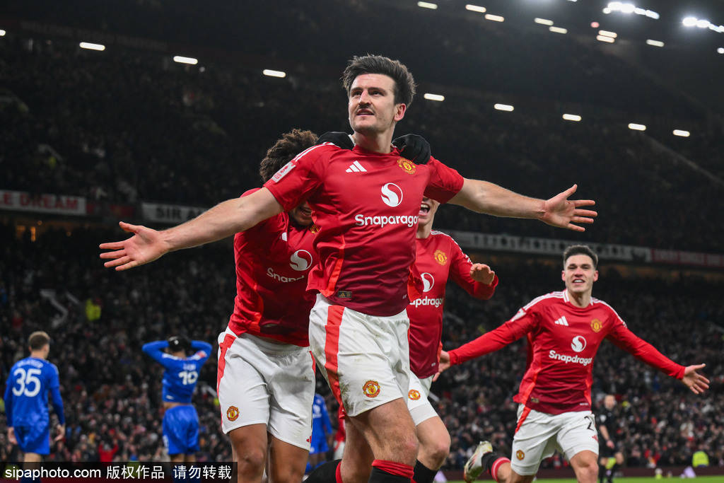 比赛日:C罗40岁后首球 利物浦遭英冠队淘汰 曼联越位半米绝杀