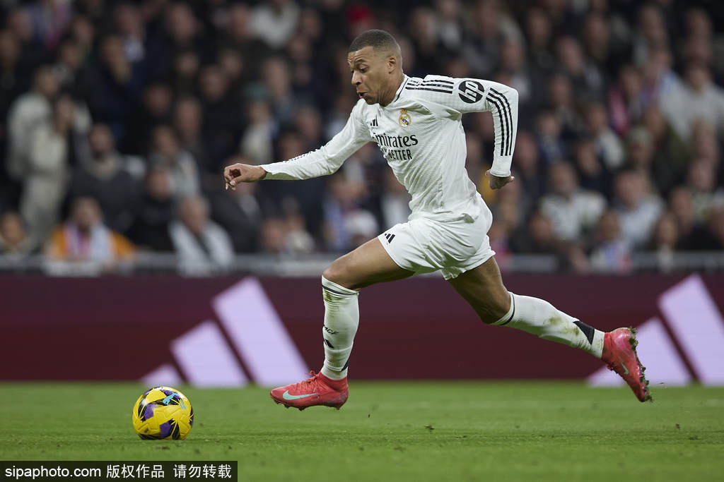 比赛日:C罗40岁后首球 利物浦遭英冠队淘汰 曼联越位半米绝杀