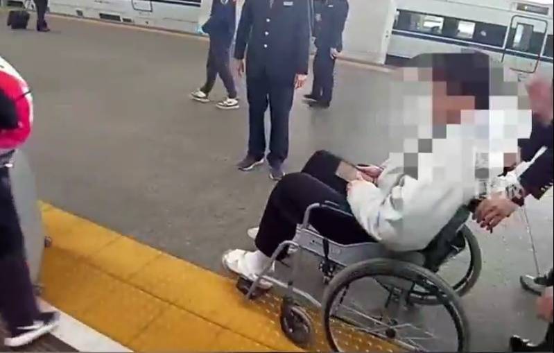 “救命<strong></p>
<p>货币时间价值案例</strong>,我不想死”!厦门北站,D131次列车突发!