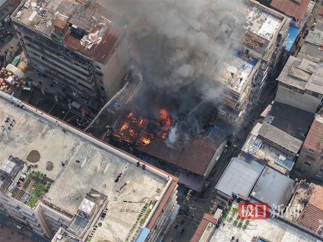 武汉一栋两层公房失火，火已被扑灭无人员伤亡