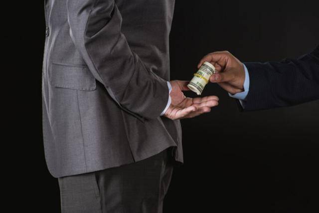 沉迷酒场、长期炒股、违规入股<strong></p>
<p>货币时间价值案例</strong>,上交所原副总经理董国群被“双开”|快讯