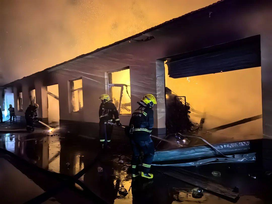 约4000箱白酒火中炸裂<strong></p>
<p>换ip地址app软件下载</strong>,主人痛失60多万!