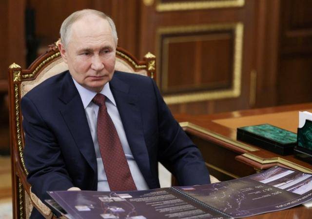 俄军越境绕后<strong></p>
<p>国际原油最新价格价格</strong>,库尔斯克乌军孤军被围,乌克兰再丢一枚“筹码”?