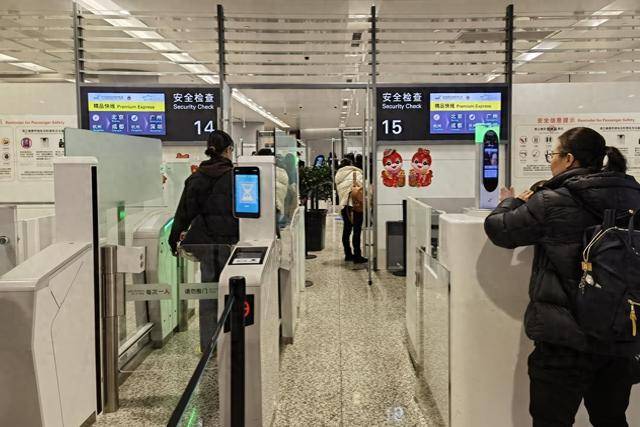 毛骨悚然<strong></p>
<p>国际原油最新价格价格</strong>，口袋内突然探出蛇头，杭州机场一女孩携带活蛇过安检