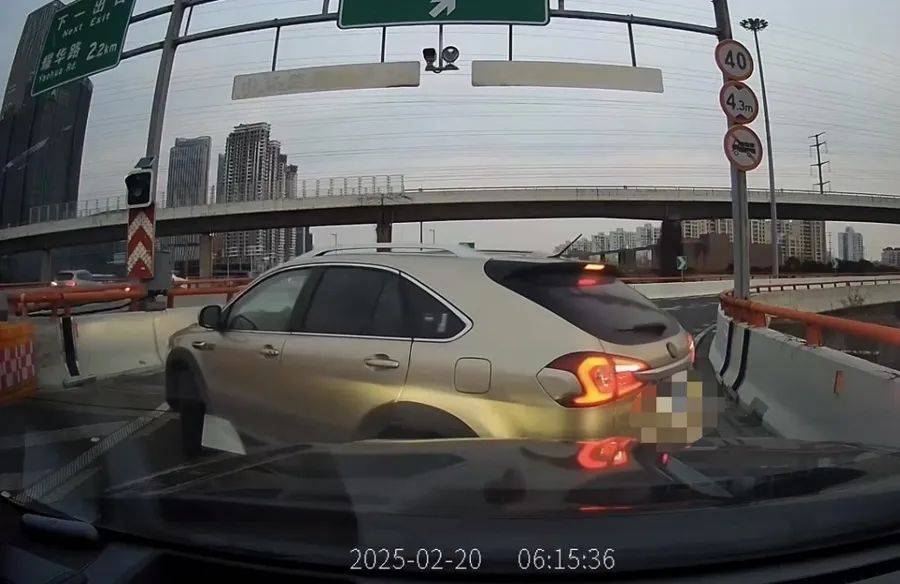 离谱!事发上海高架<strong></p>
<p>原油价格行情</strong>,一SUV开错路,竟原地掉头逆行