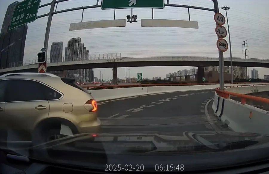 离谱!事发上海高架<strong></p>
<p>原油价格行情</strong>,一SUV开错路,竟原地掉头逆行