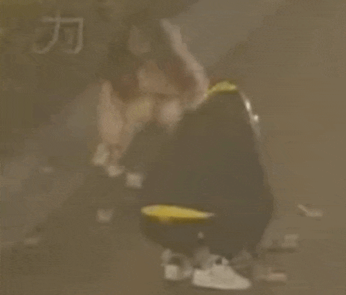 上海一女子边骑车边“洒钱”<strong></p>
<p>原油价格行情</strong>,刚发的7700元工资都没了!自己还没发现