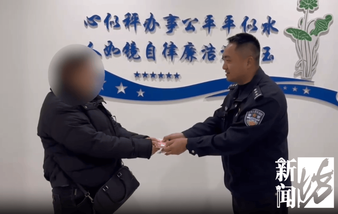 上海一女子边骑车边“洒钱”<strong></p>
<p>原油价格行情</strong>,刚发的7700元工资都没了!自己还没发现