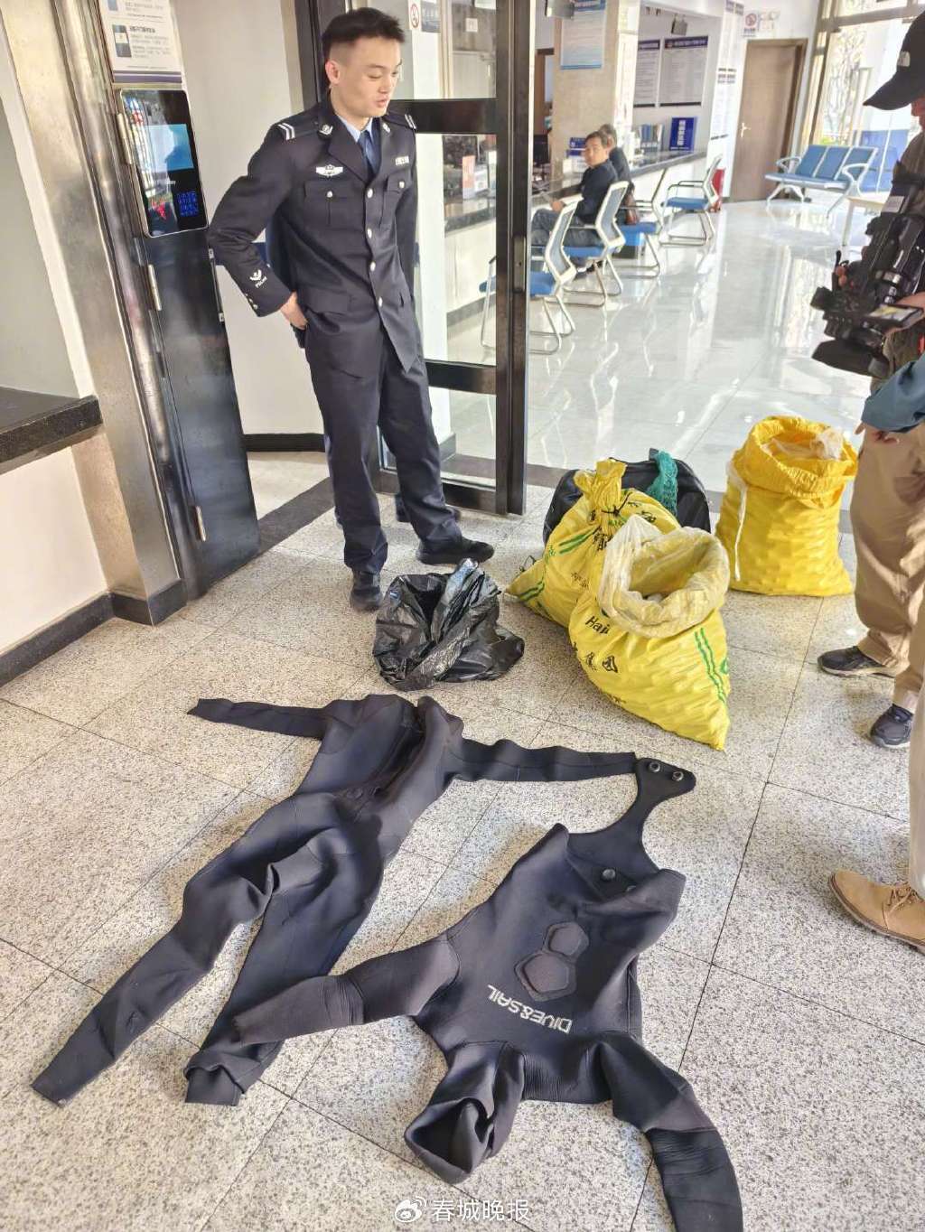 3人穿潜水服偷捞高尔夫球<strong></p>
<p>原油价格行情</strong>,警方用时4小时人赃并获