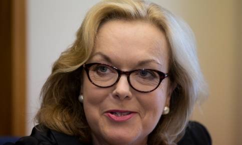 新西兰防长:中国军舰太强<strong></p>
<p>原油下跌原因</strong>,我们得增加国防预算,从ICU走出来