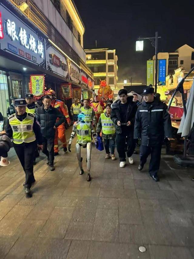 售价10万~65万<strong></p>
<p>原油下跌原因</strong>,销售一空!谁在抢购人形机器人