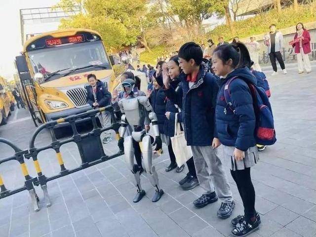 怪不得宇树机器人抢不到!抢到的人已经开始赚钱:租出去<strong></p>
<p>原油与黄金</strong>,一天收费5000元至1.5万元