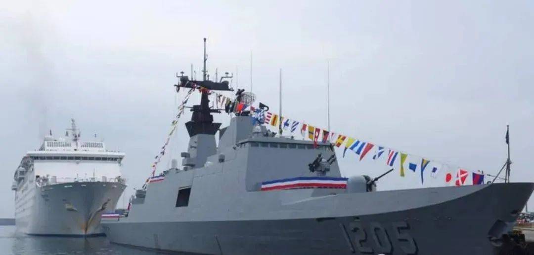 两岸军舰再次对峙<strong></p>
<p>原油与黄金</strong>,台军挑衅遭解放军驳斥,052D卸下主炮炮衣亮剑,台舰艇灰溜溜撤离,岛内“绿媒”气得跳脚