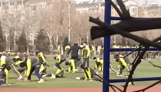 山东一中学老师抽学生耳光<strong></p>
<p>美国原油wti</strong>，学生还手后双方扭打！教育局：涉事教师已停课