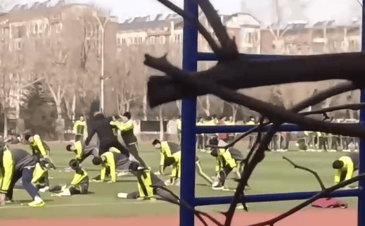 山东一中学老师抽学生耳光<strong></p>
<p>美国原油wti</strong>，学生还手后双方扭打！教育局：涉事教师已停课