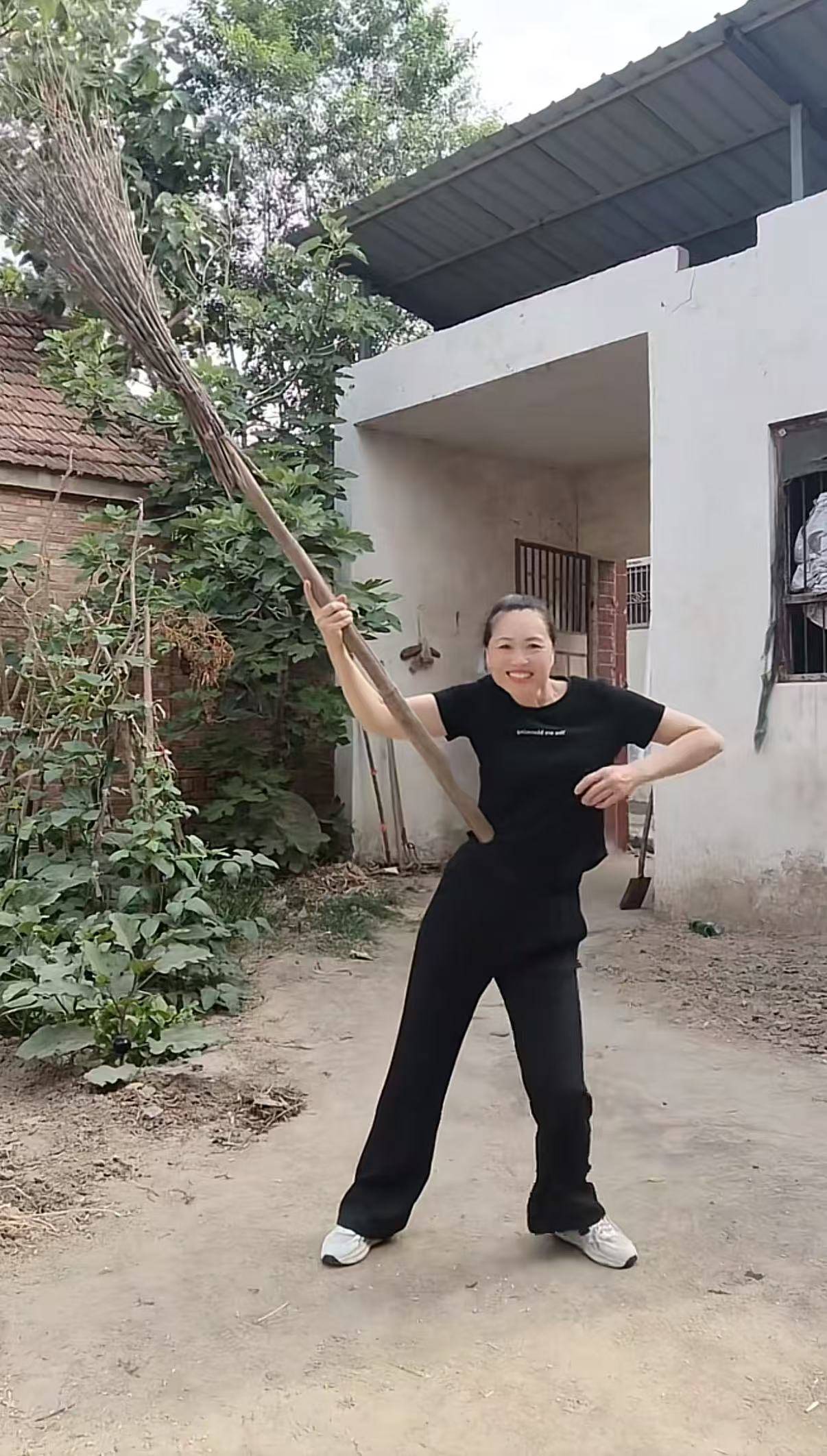 河南52岁阿姨跳“断头舞”走红:一开始是好奇<strong></p>
<p>美国原油wti</strong>,要技巧才有感觉,真不是特效!