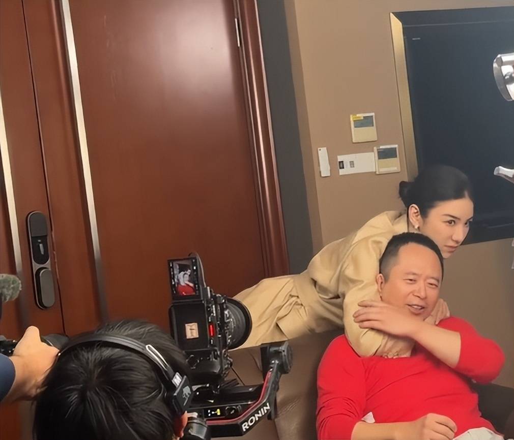 周鸿祎回应参演的短剧辣眼睛:黄奕诱惑<strong></p>
<p>美国wti原油</strong>我的剧情是DeepSeek设计的