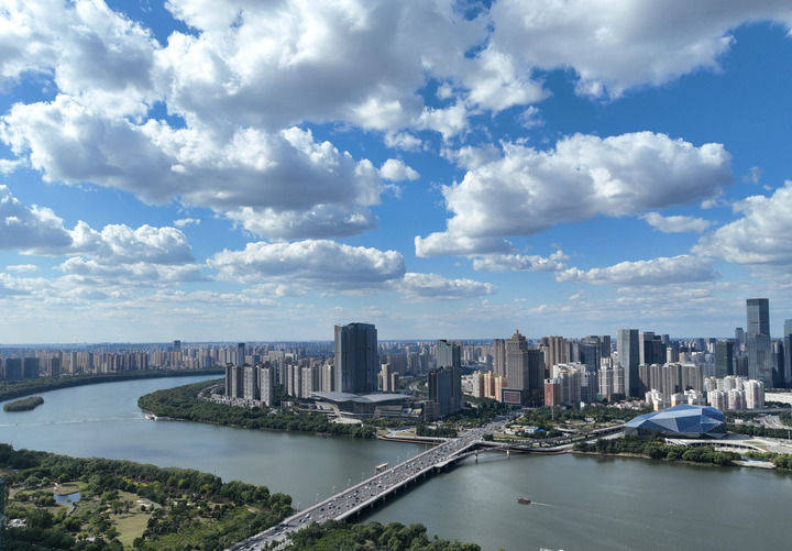 辽宁省委书记、省人大常委会主任郝鹏:全面深化改革开放 在激发全社会创业创新动力活力上勇于争先