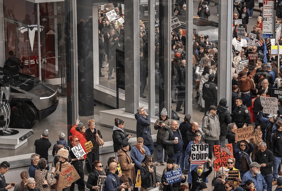 “要独立<strong></p>
<p>现原油</strong>，不要统一！”40万人冲上街头示威，罕见一幕引发轩然大波