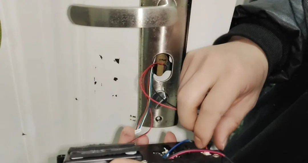 这室友靠谱!长沙一学生花80元为宿舍自制指纹锁:从小喜欢捣鼓<strong></p>
<p>现原油</strong>,做出来感觉特别爽