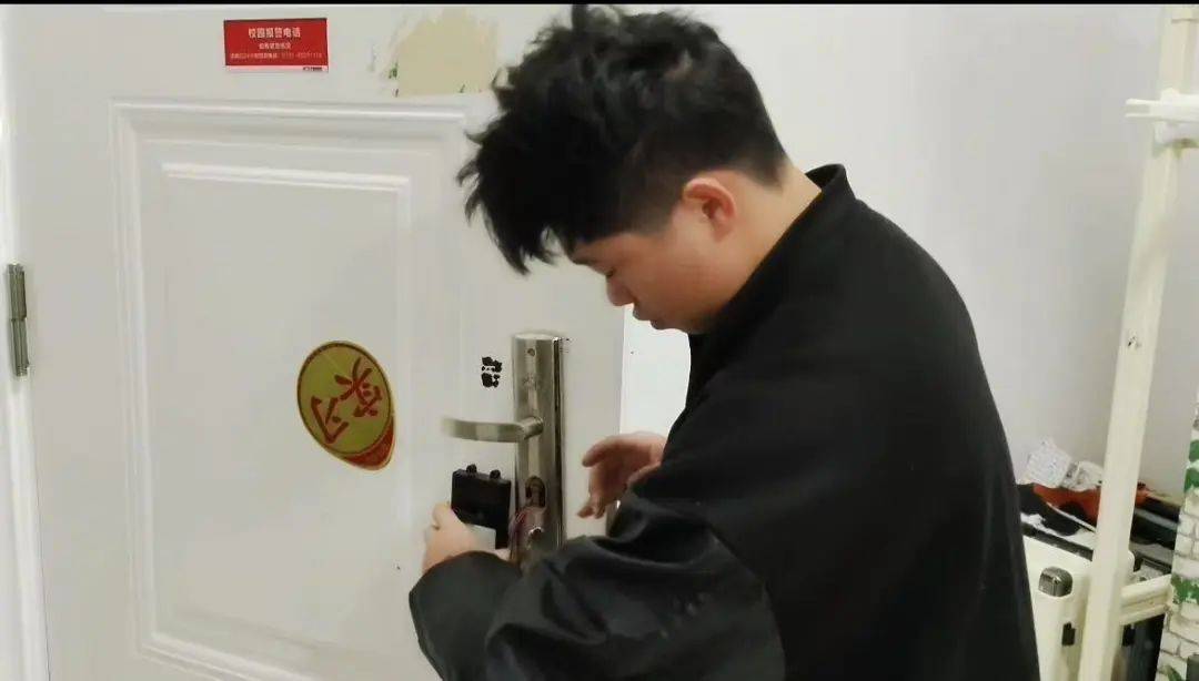 这室友靠谱!长沙一学生花80元为宿舍自制指纹锁:从小喜欢捣鼓<strong></p>
<p>现原油</strong>,做出来感觉特别爽