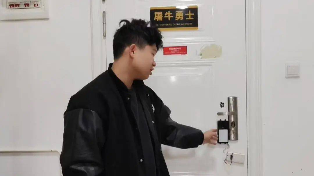 这室友靠谱!长沙一学生花80元为宿舍自制指纹锁:从小喜欢捣鼓<strong></p>
<p>现原油</strong>,做出来感觉特别爽