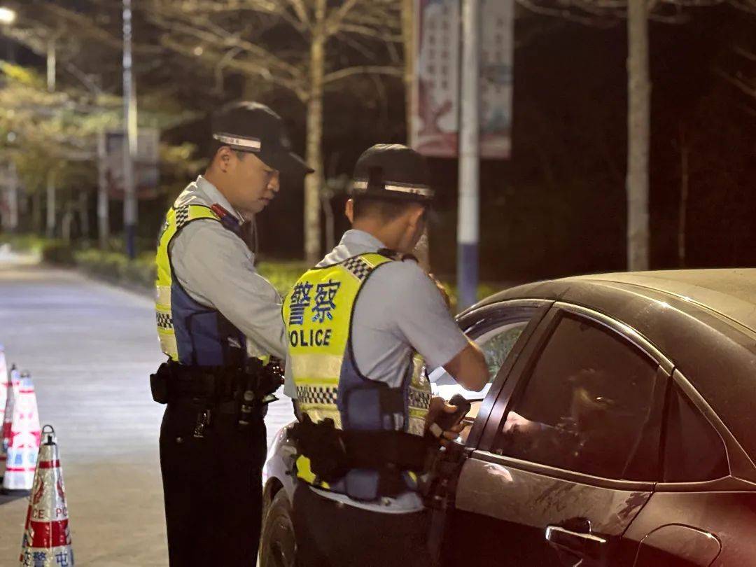 同桌的两人<strong></p>
<p>现原油</strong>，双双被查