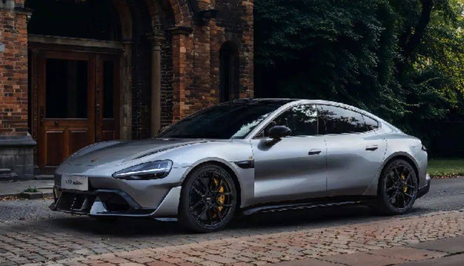 小米汽车严肃提醒SU7 Ultra用户:上赛道前<strong></p>
<p>现原油</strong>,请先参加驾驶培训!