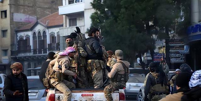 全反了!阿萨德旧部卷土重来<strong></p>
<p>现原油</strong>,多路叛军集结,朱拉尼困斗大马士革