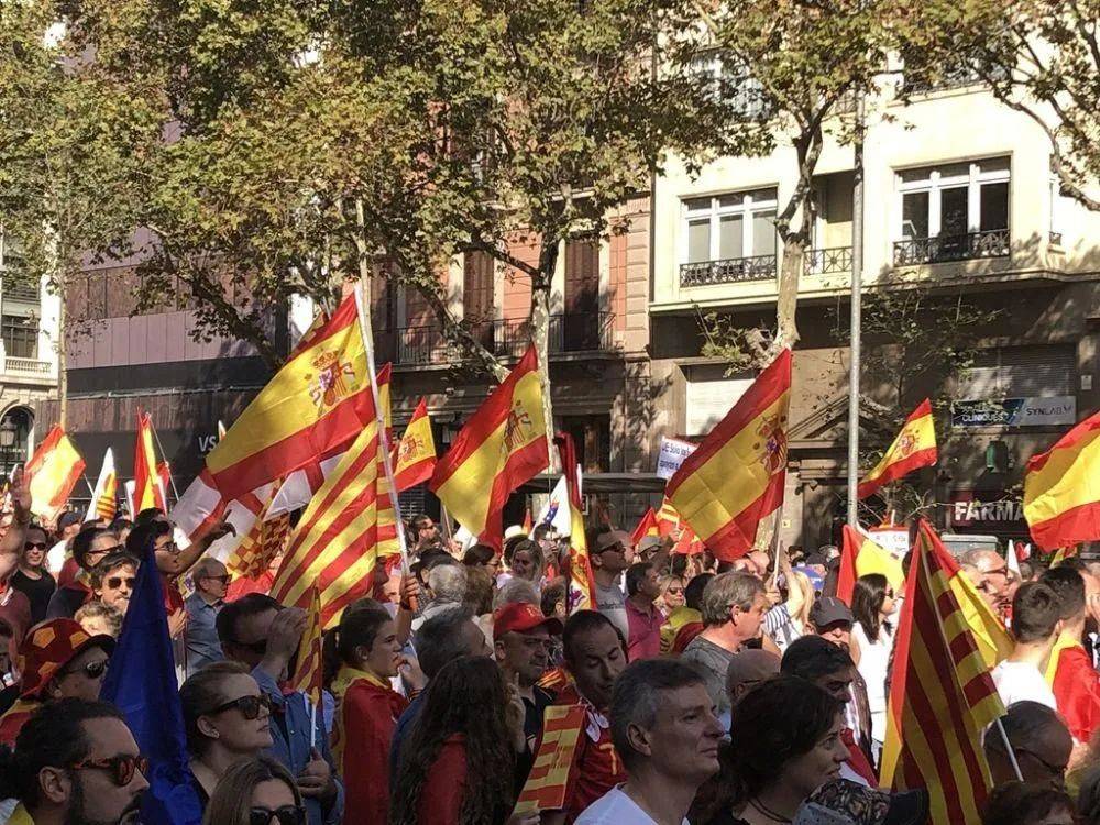 “要独立不要统一!”关键时刻<strong></p>
<p>现原油</strong>,40万人冲上街头示威,场面一度失控