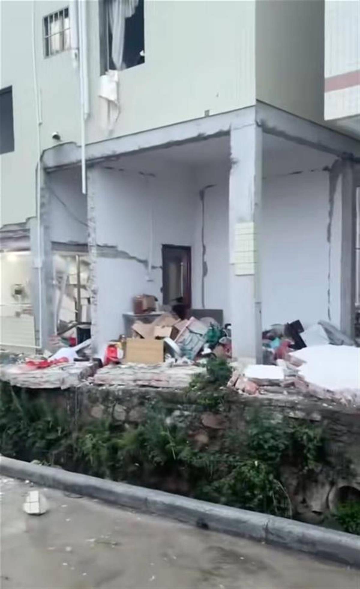 广东珠海一民房发生爆炸<strong></p>
<p>一桶原油多少升</strong>，墙体砖块散落一地，官方：暂无人员伤亡报告