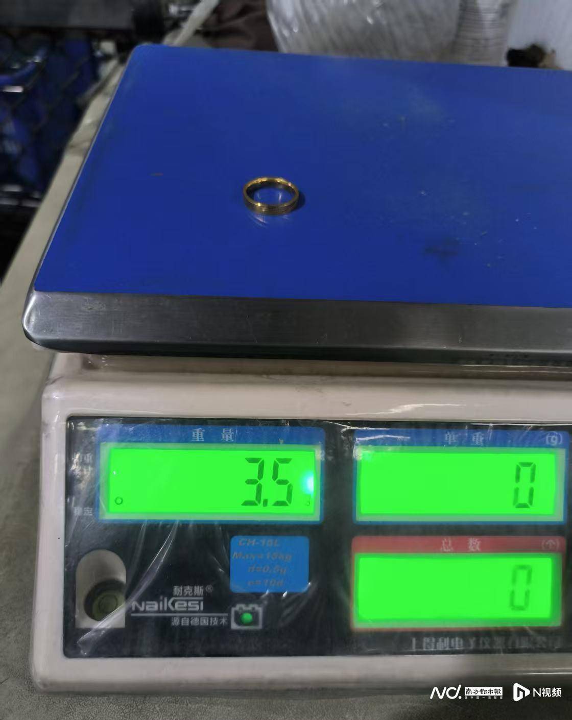 1500元每克!东莞男子称买一口价金戒被套路<strong></p>
<p>一桶原油多少升</strong>,市监局介入